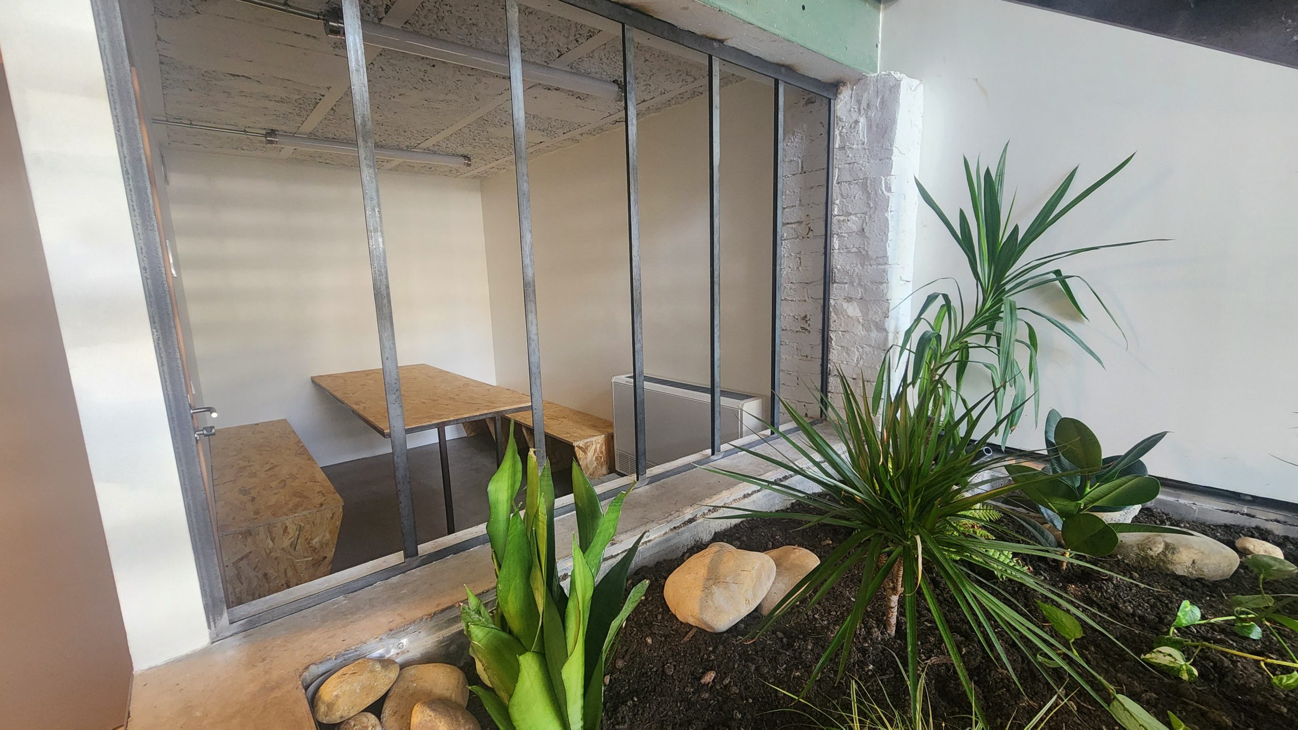 salle de réunion minimaliste chez NOO, face à la verdure