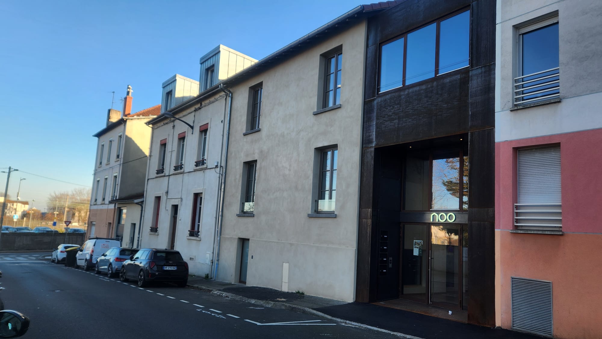 Coworking Irigny : pourquoi NOO est la solution la plus optimale grâce à son emplacement stratégique - 150m du métro B et de la gare SNCF