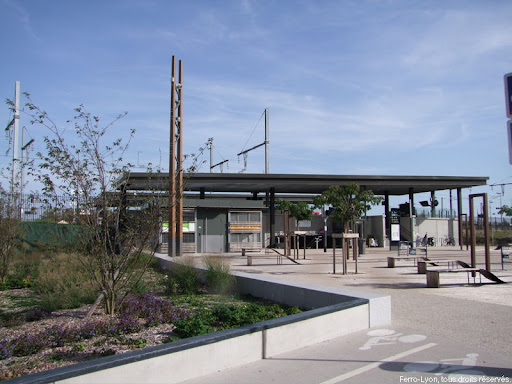 Station de métro Oullins, proche du coworking NOO pour les professionnels de Saint‑Genis‑Laval