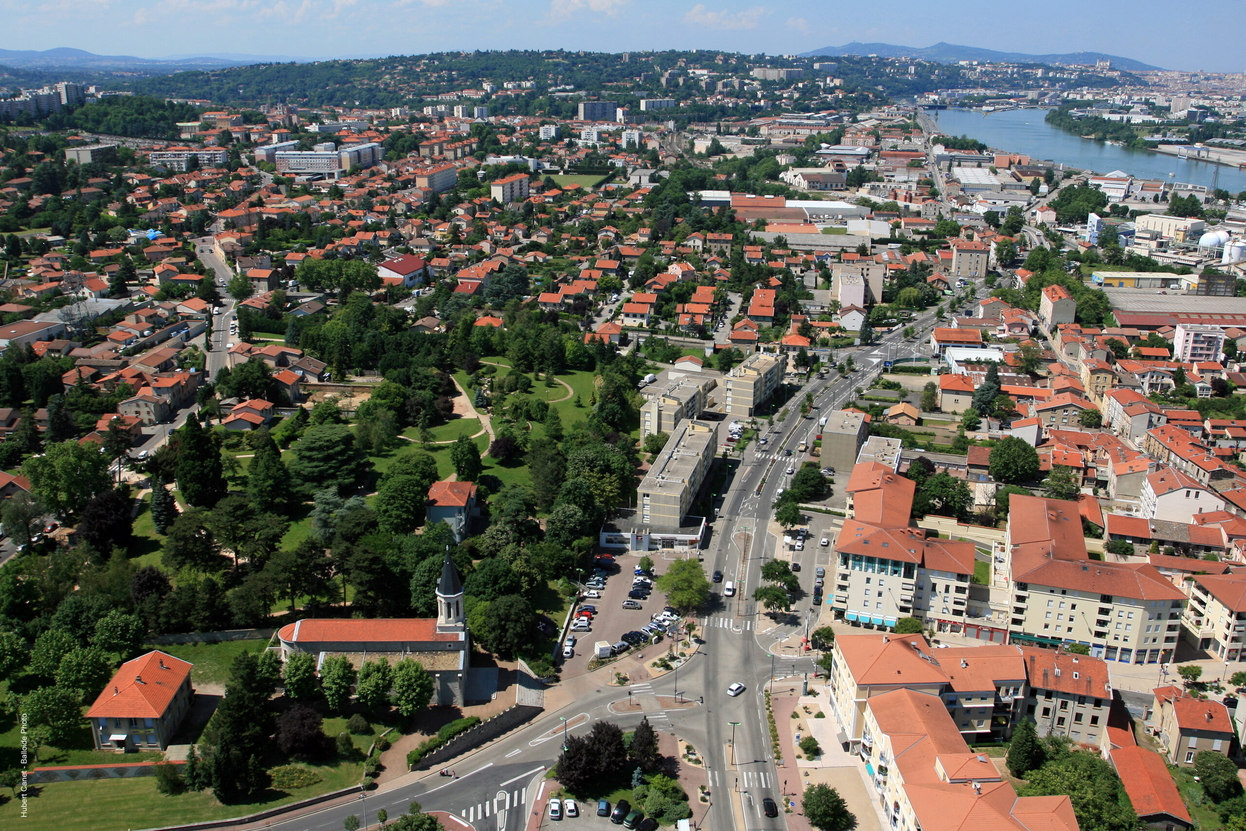 Vue aérienne du quartier Pierre‑Bénite dans la commune Oullins‑Pierre‑Bénite, proche du coworking NOO à Oullins gare coté centre.