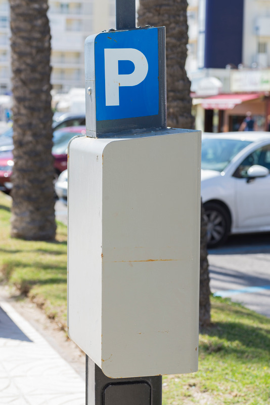 Horodateur indiquant une zone de stationnement à Oullins, pratique pour les habitants du quartier Pierre‑Bénite venant au coworking NOO
