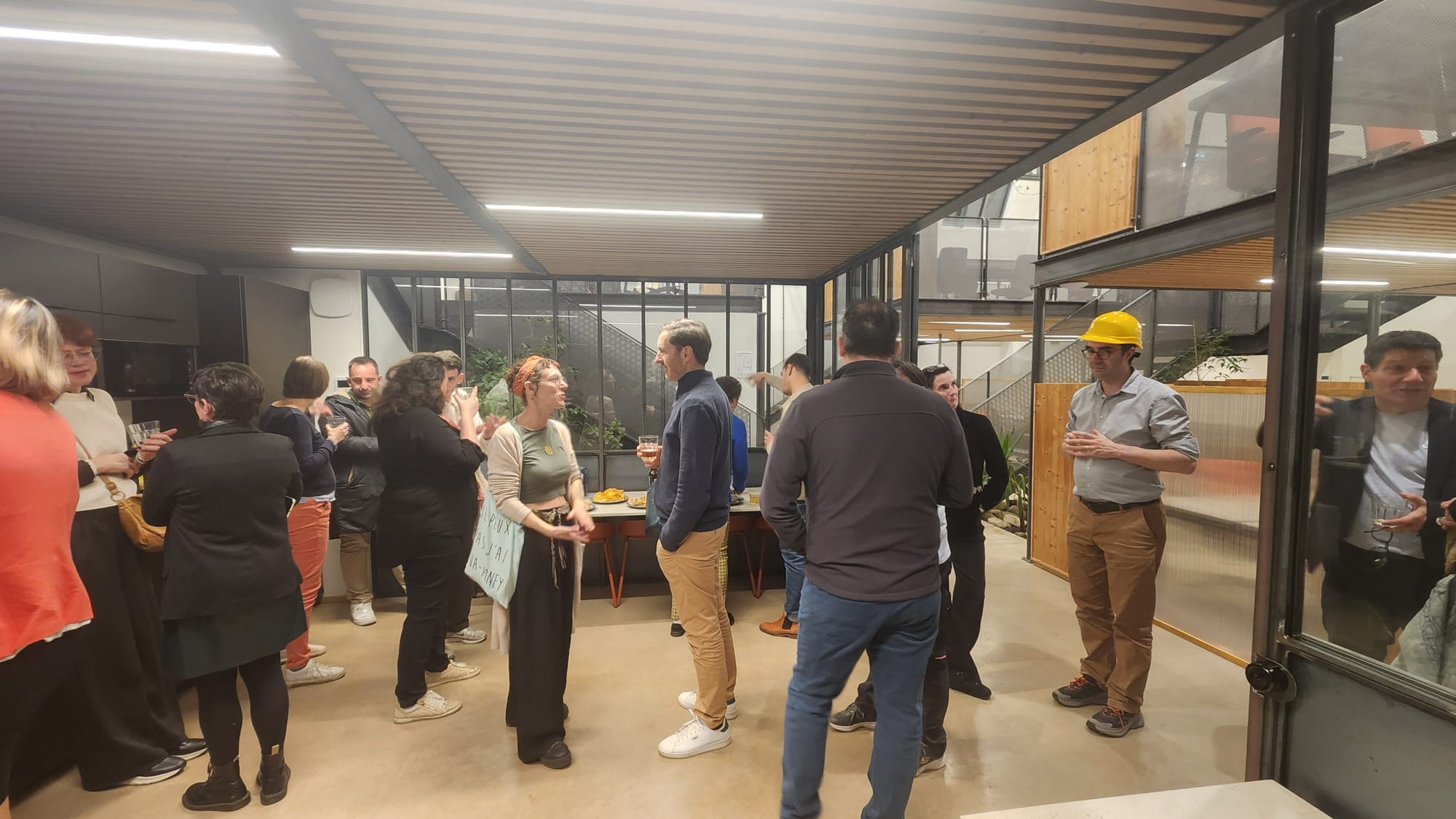 Afterwork Entreprendre Oullins dans la cuisine du coworking NOO, avec des participants debout lors du cocktail.