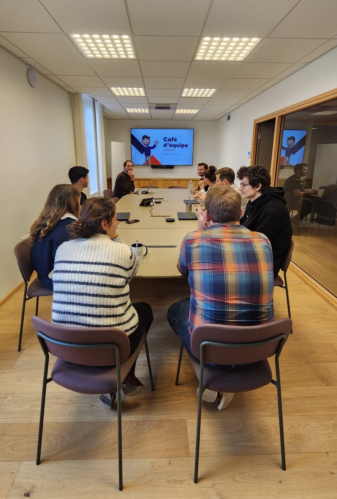 Salle de réunion équipée chez NOO, coworking Oullins proche Saint-Genis-Laval