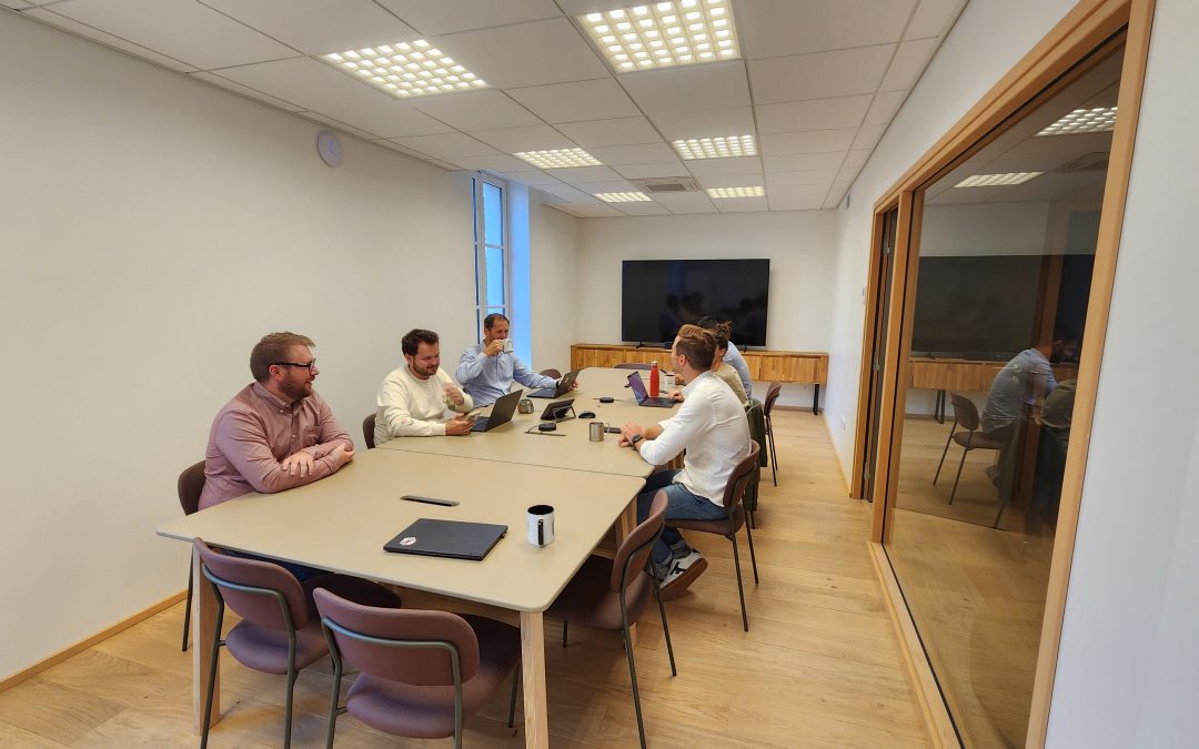 Salle de réunion Saint-Genis-Laval : où recevoir un client sans se compliquer la vie ?