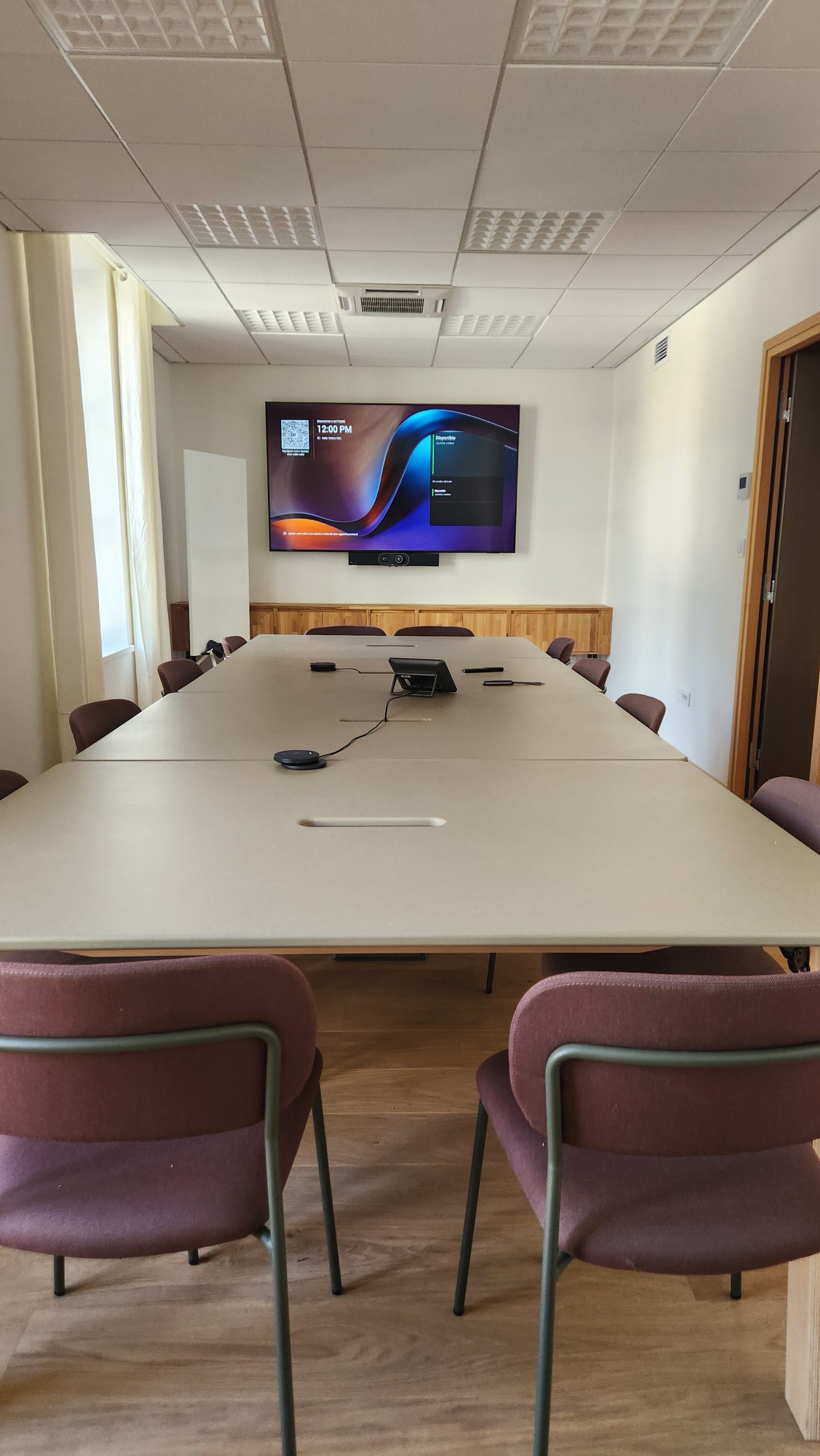 Salle de formation lumineuse chez NOO, proche Irigny, à 100m du métro B Oullins