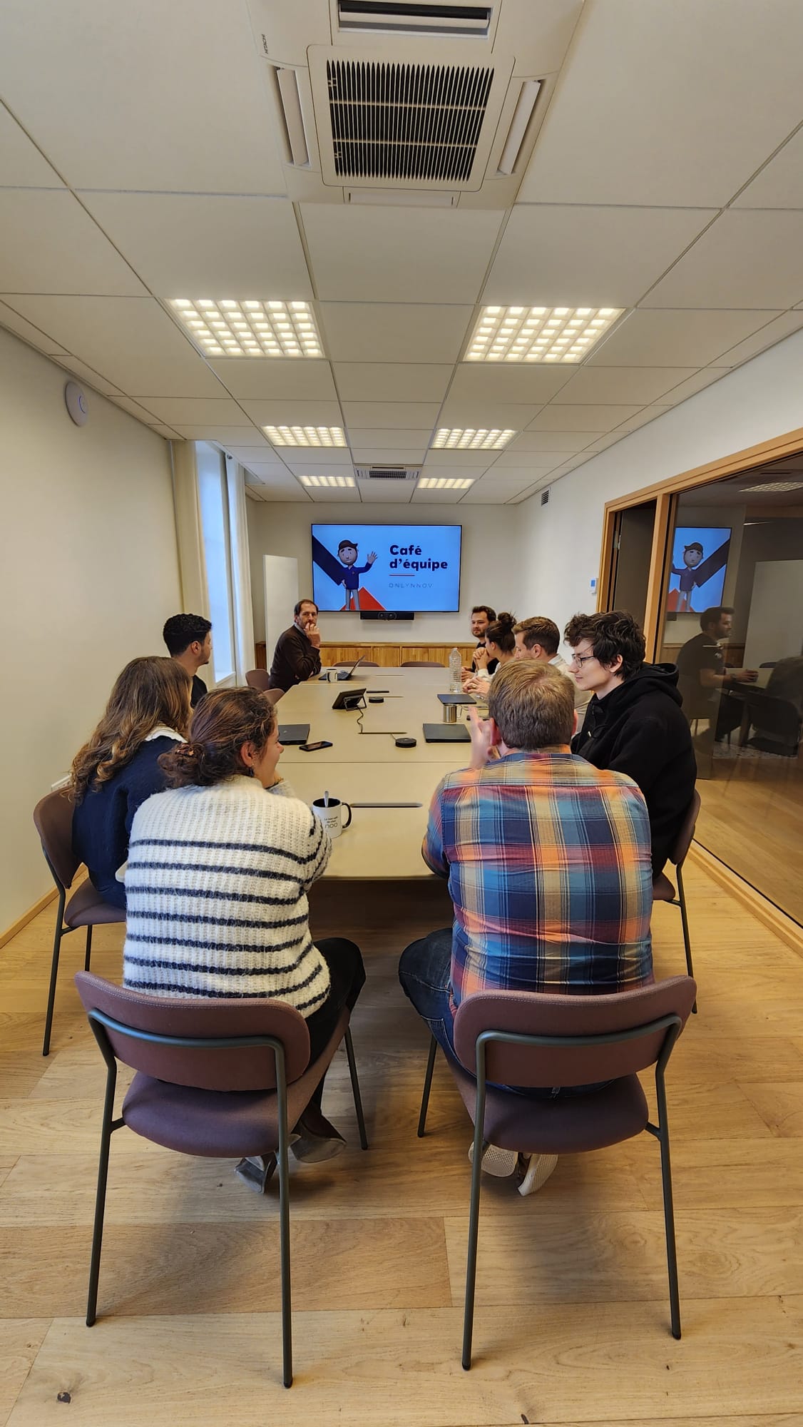 Salle de formation lumineuse chez NOO, proche Irigny, à 100m du métro B Oullins