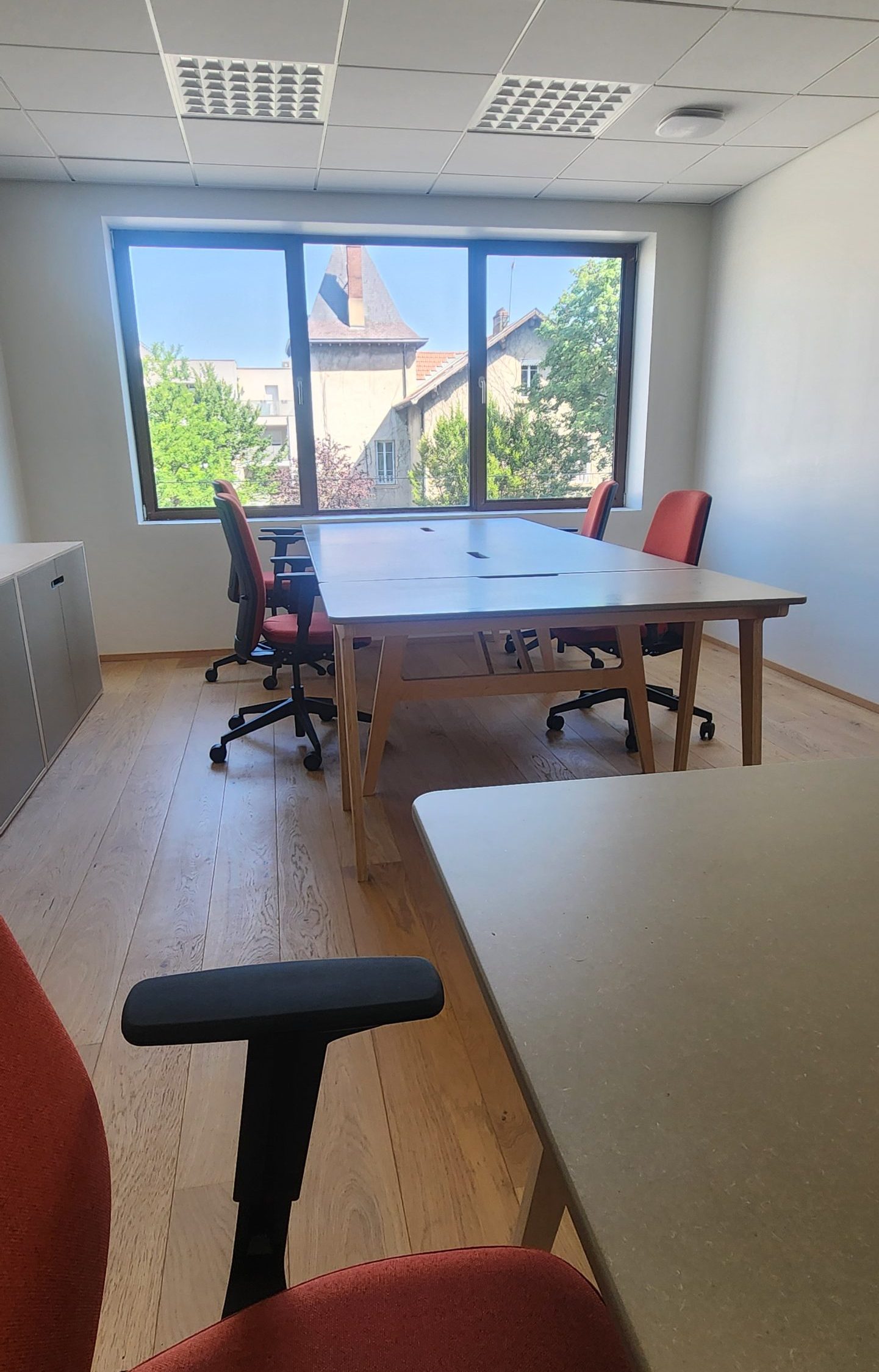 Bureau privé à louer à Oullins - espace lumineux 6 /7 postes parquet chêne. Espace climatisé