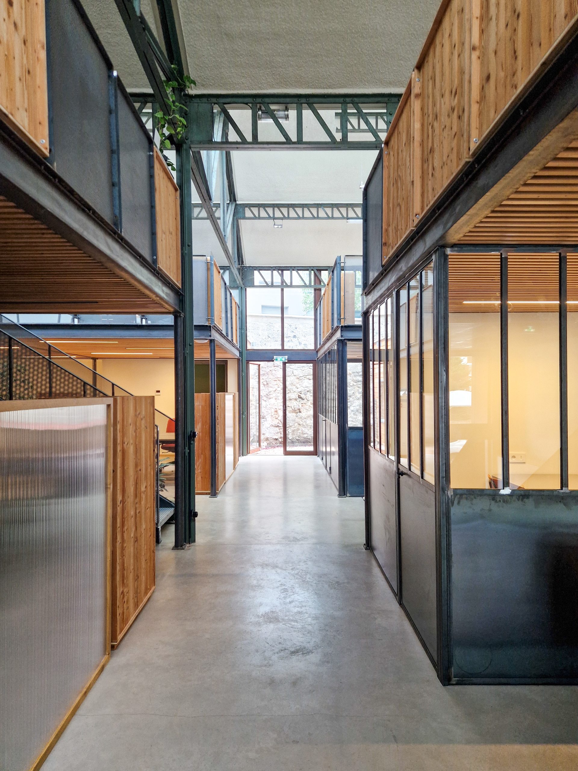 Espace de coworking Oullins - ancienne usine réhabilitée location bureau privé lumineux