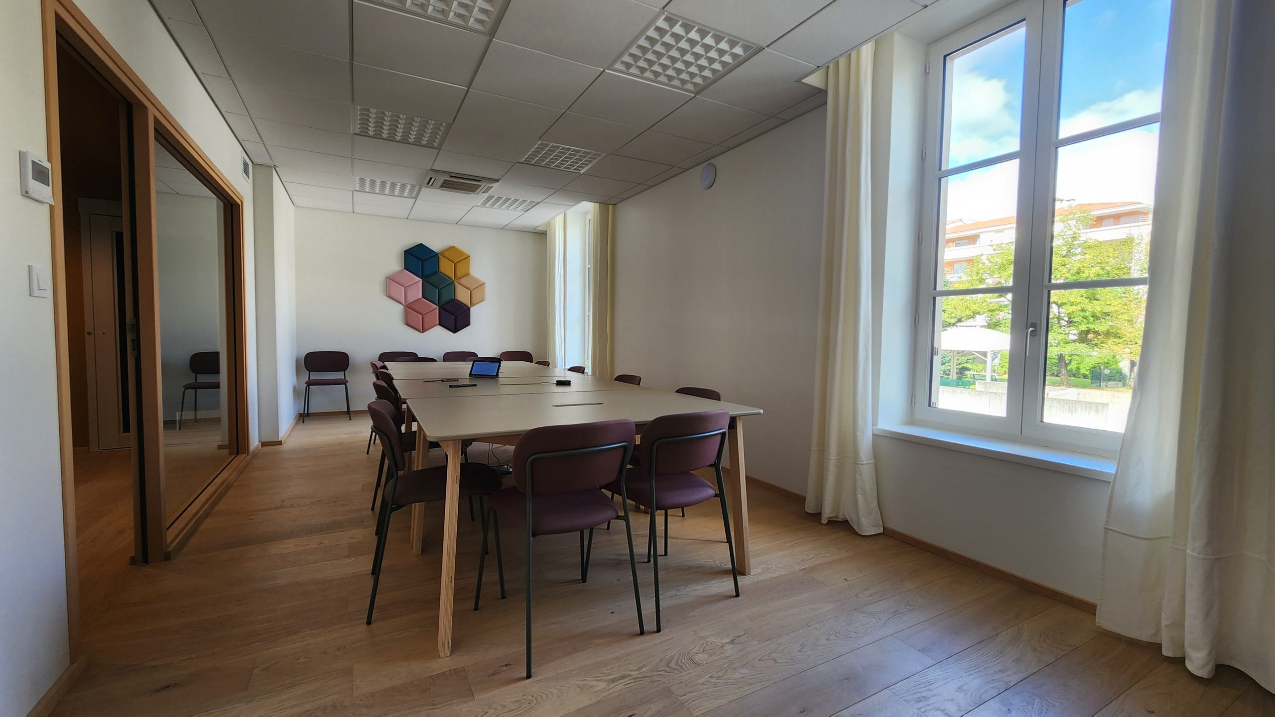 Salle de réunion pour AG et réunion d'associés chez NOO, proche Brignais