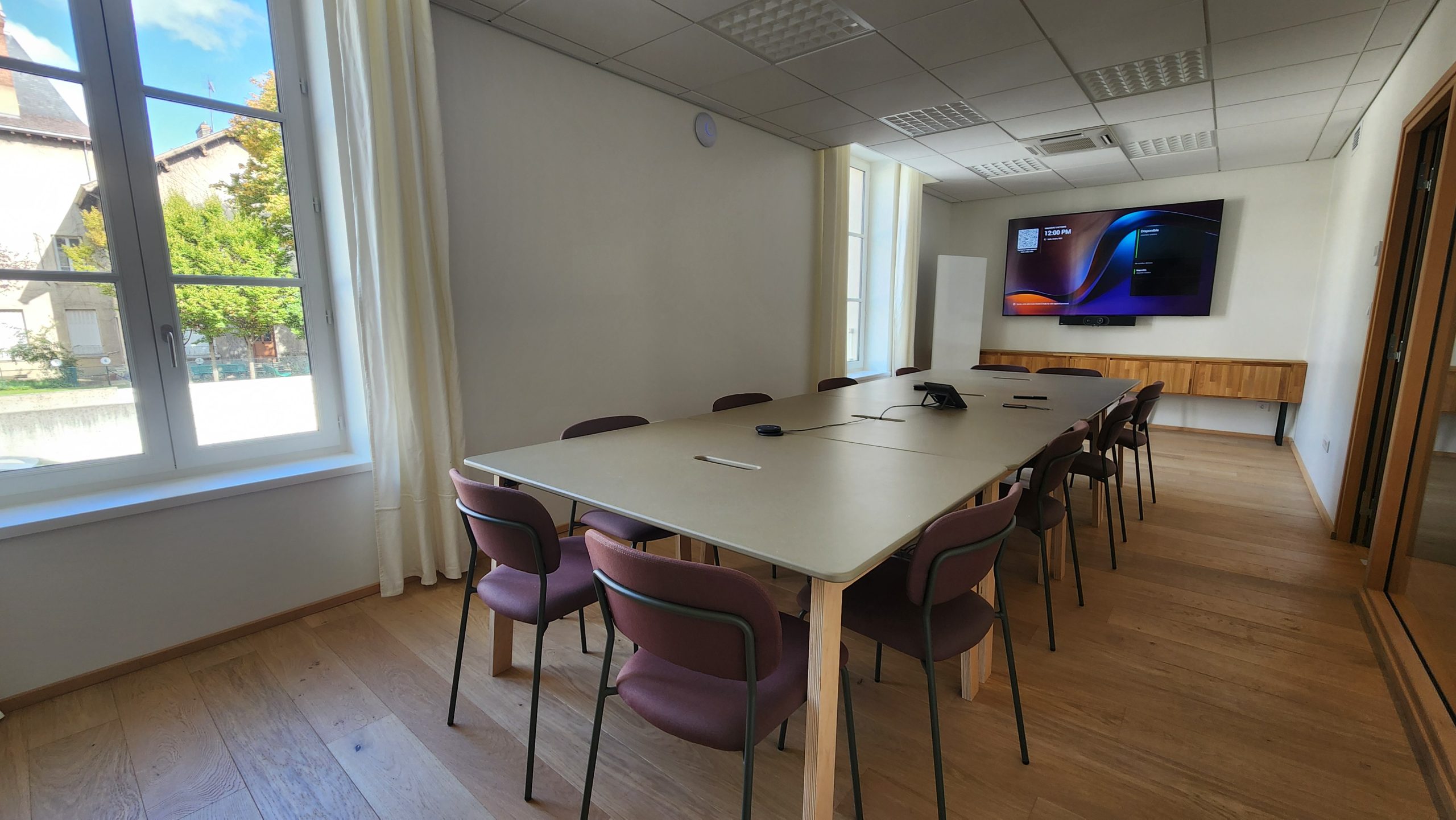 salle-reunion-location-bureau-meuble-sud-ouest-lyonnais-noo