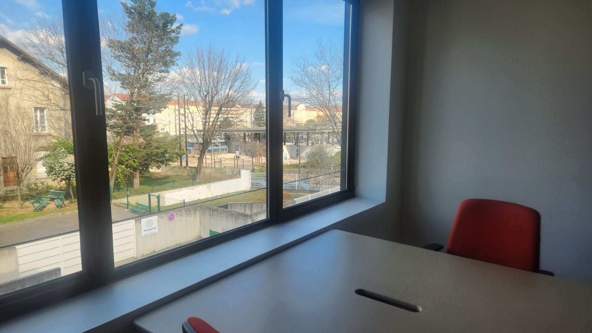 Vue sur la station de métro ligne B d'Oullins<br />
      depuis un bureau meublé privatif de NOO —<br />
      sud-ouest lyonnais