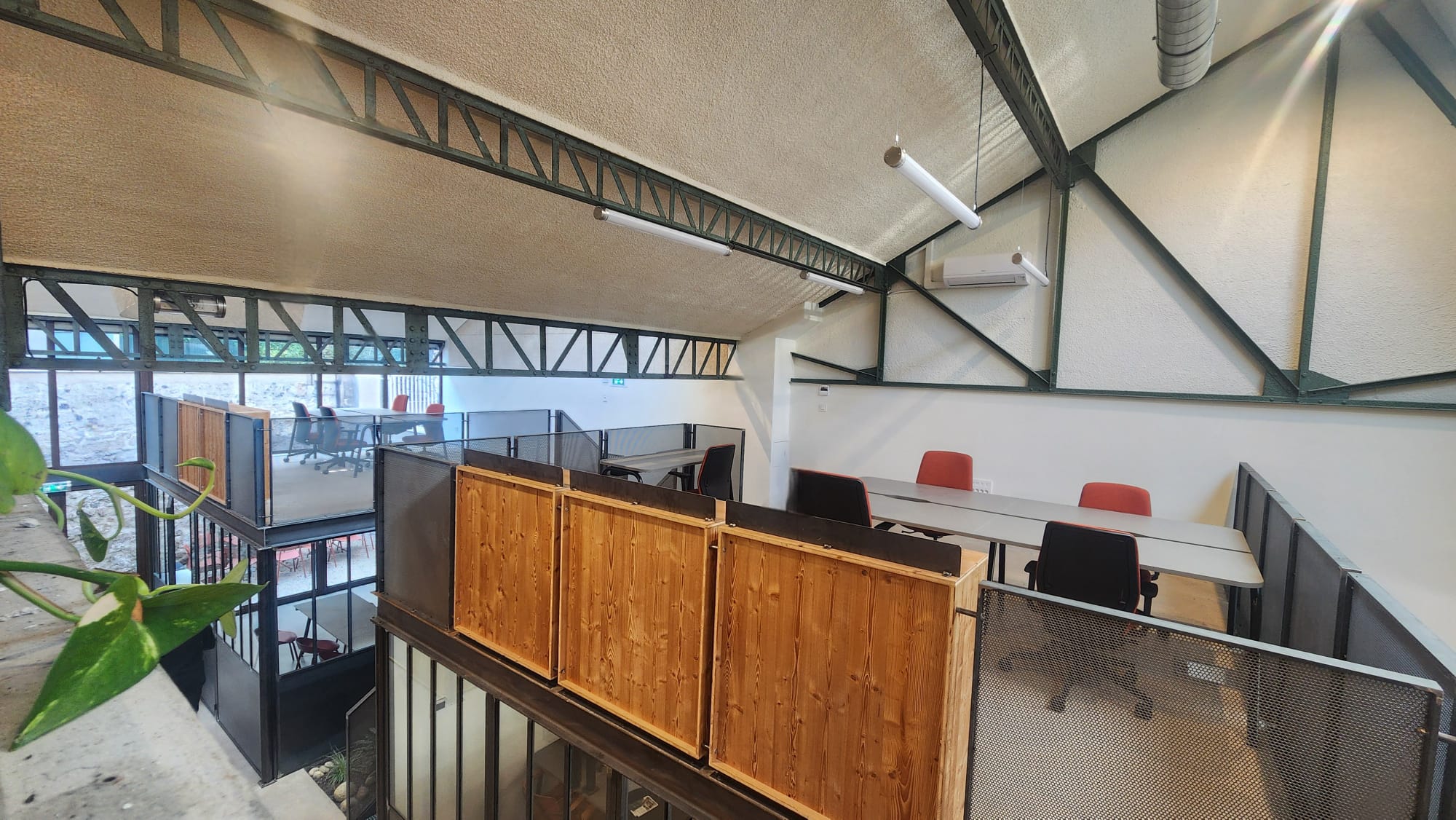 Grand open space lumineux de bureaux meublés chez NOO Oullins, au pied du Métro B