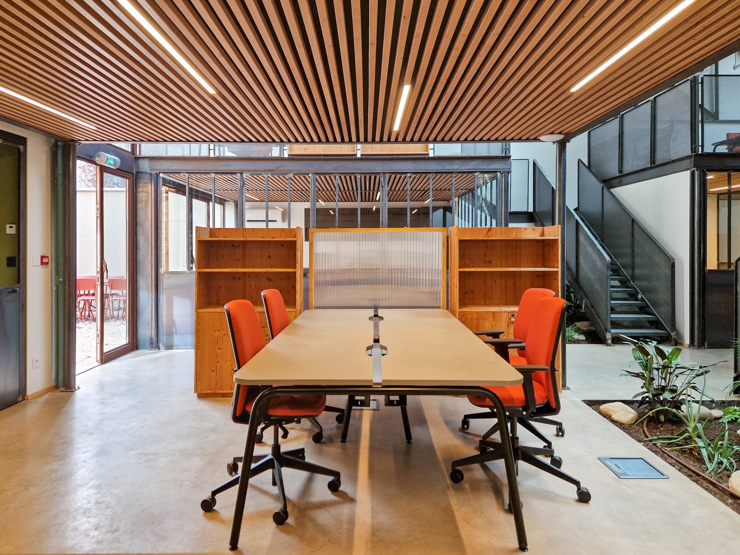 Espace de travail moderne et bureau meublé chez NOO à Oullins, proche Métro B avec patio extérieur