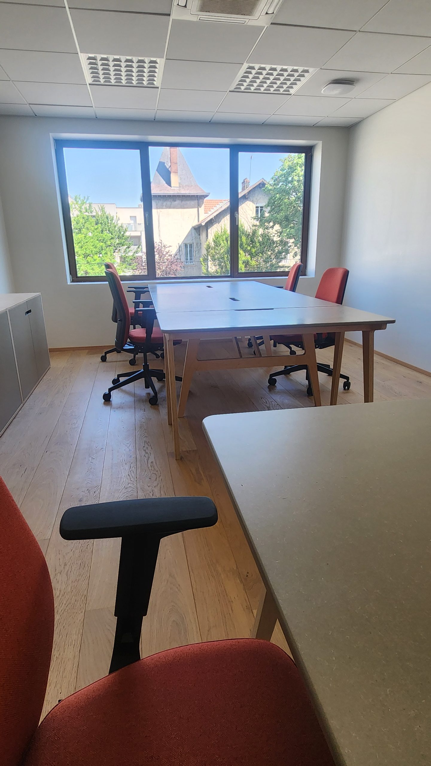 Bureau meublé privatif 6 personnes chez NOO à Oullins, à 2 minutes de La Mulatière