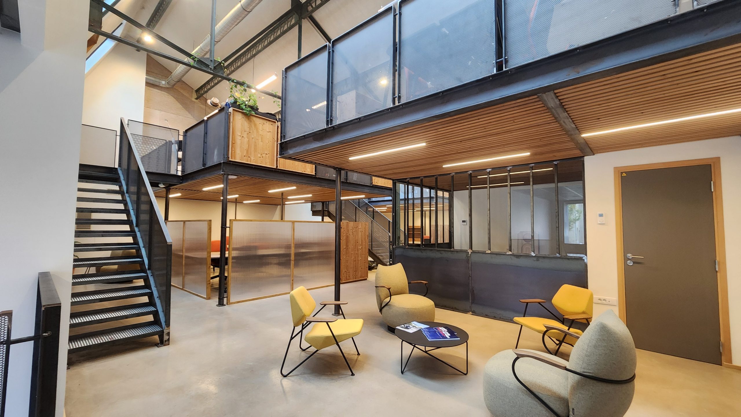 Hall d'accueil moderne et chaleureux de l'espace de coworking NOO dans le Sud-Ouest lyonnais