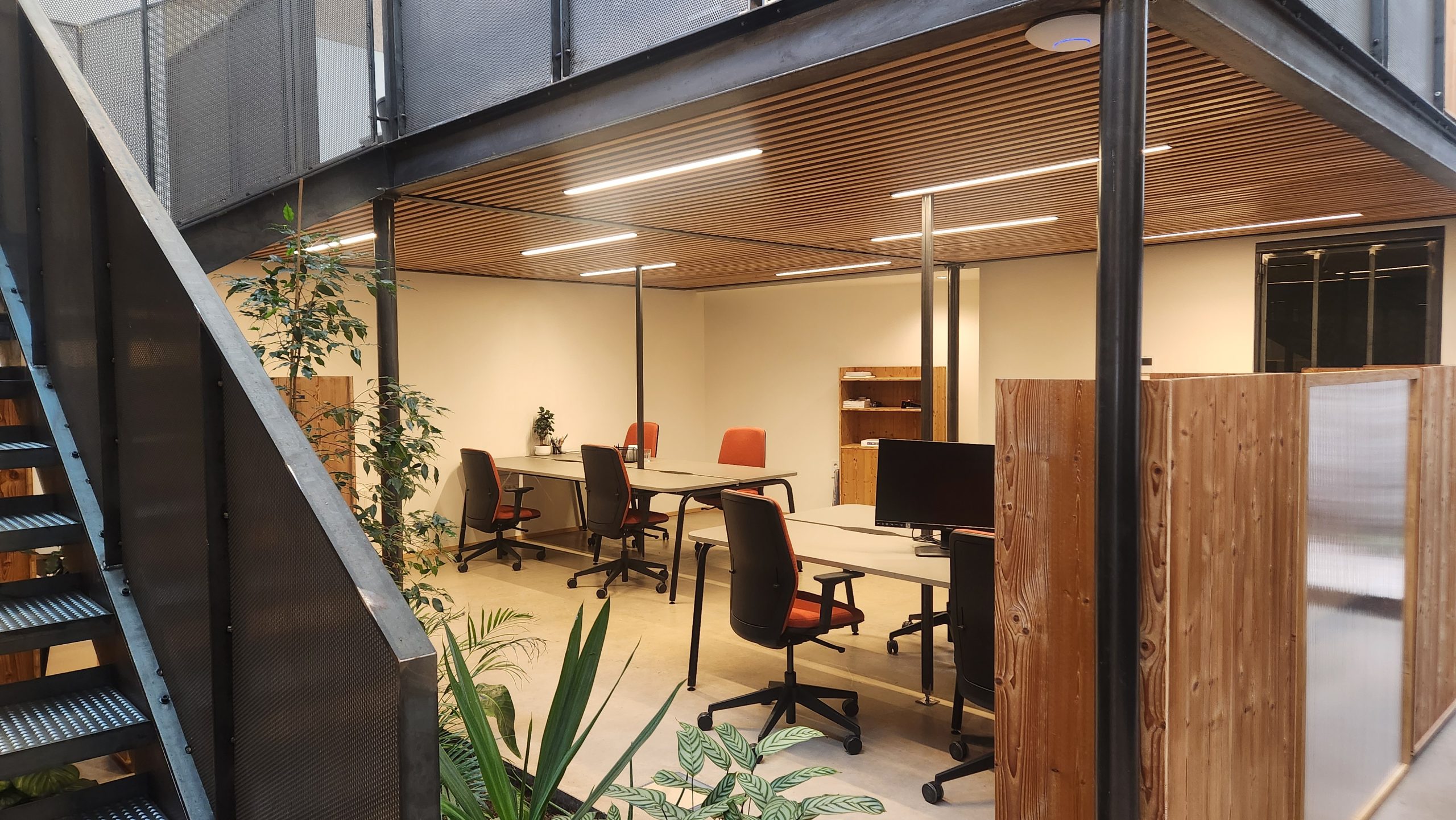 Bureau opéré équipé chez NOO Coworking à Oullins, une alternative au bail commercial à Lyon dans une ancienne usine réhabilitée.