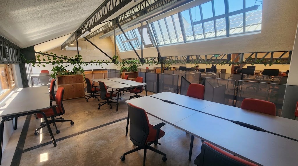 Espace de coworking avec bureaux dédiés sous verrière lumineuse Chez NOO à Oullins, près du métro B.