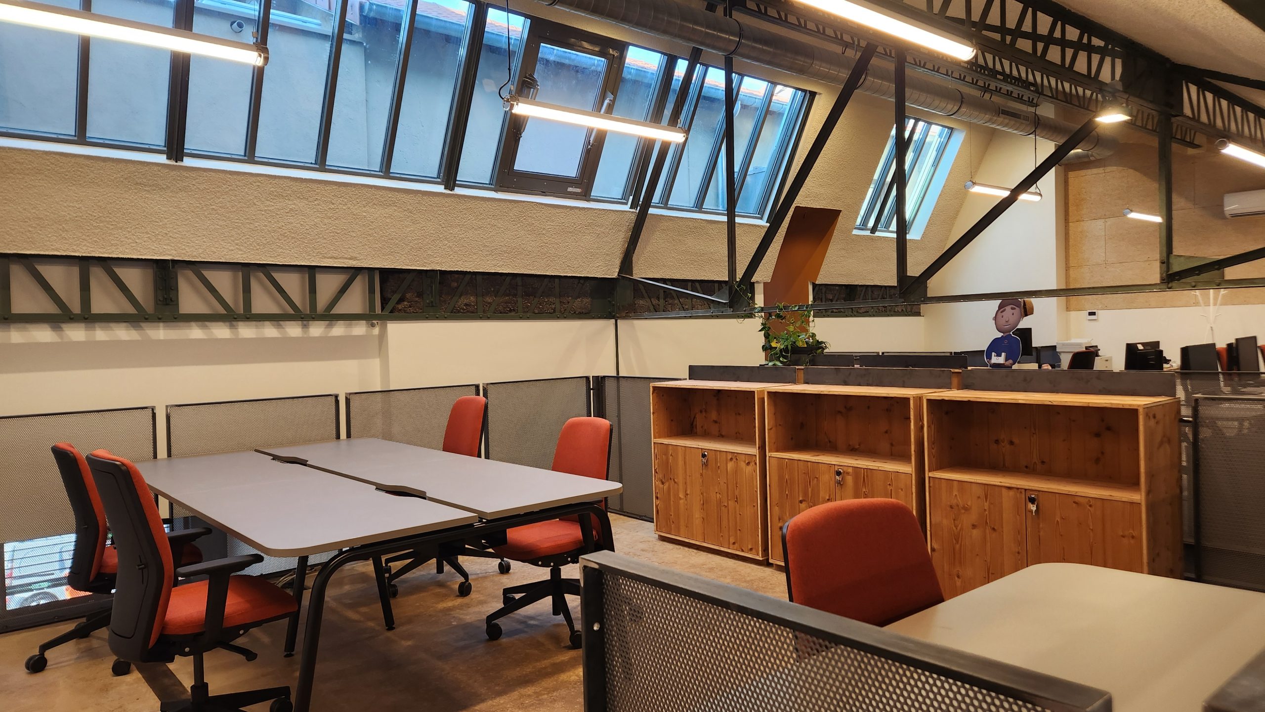 Espace de coworking en mezzanine avec bureaux dédiés et rangements sécurisés Chez NOO à Oullins - 100m métro B.