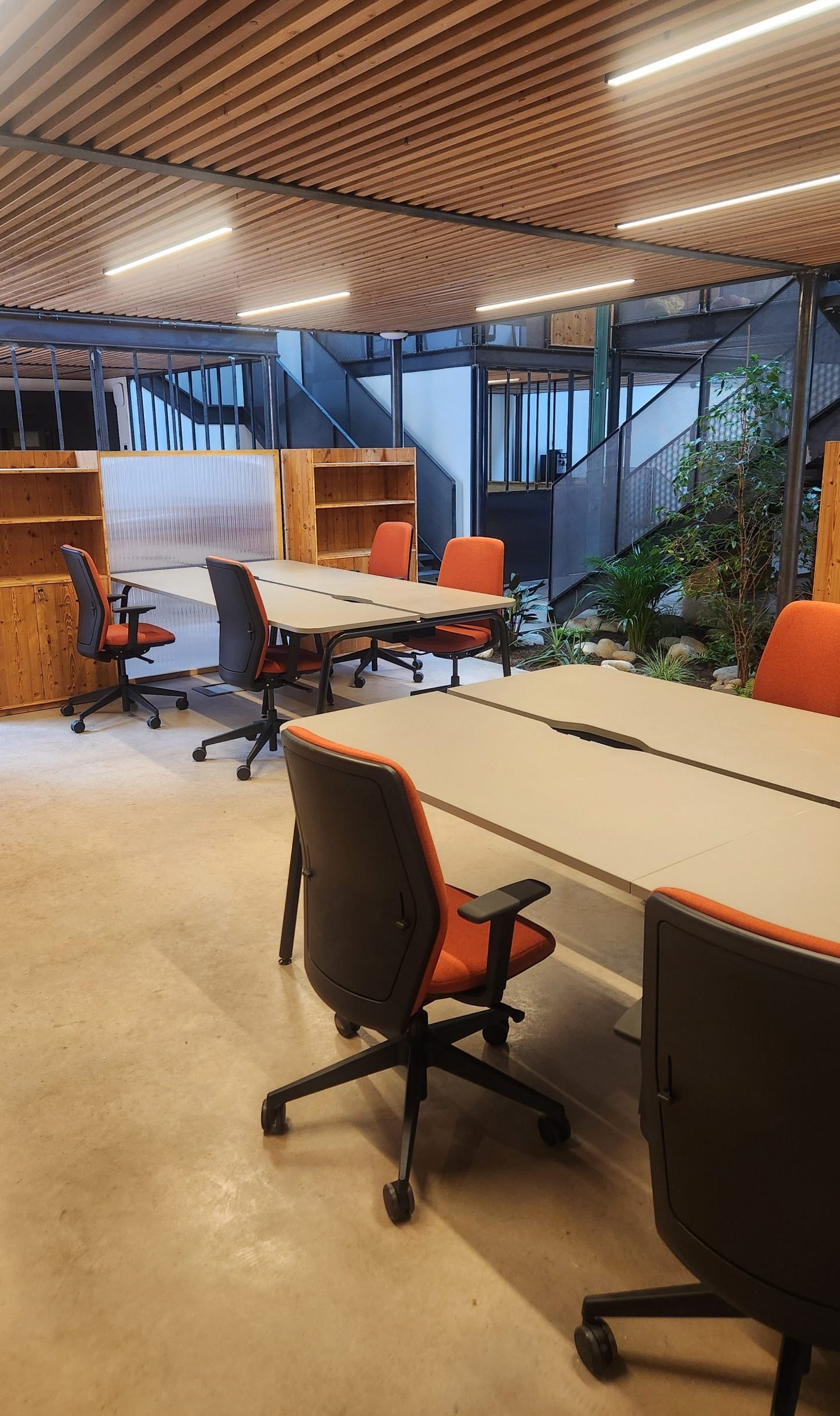 Postes de travail ergonomiques en open space pour travailleurs nomades dans le Sud-Ouest lyonnais