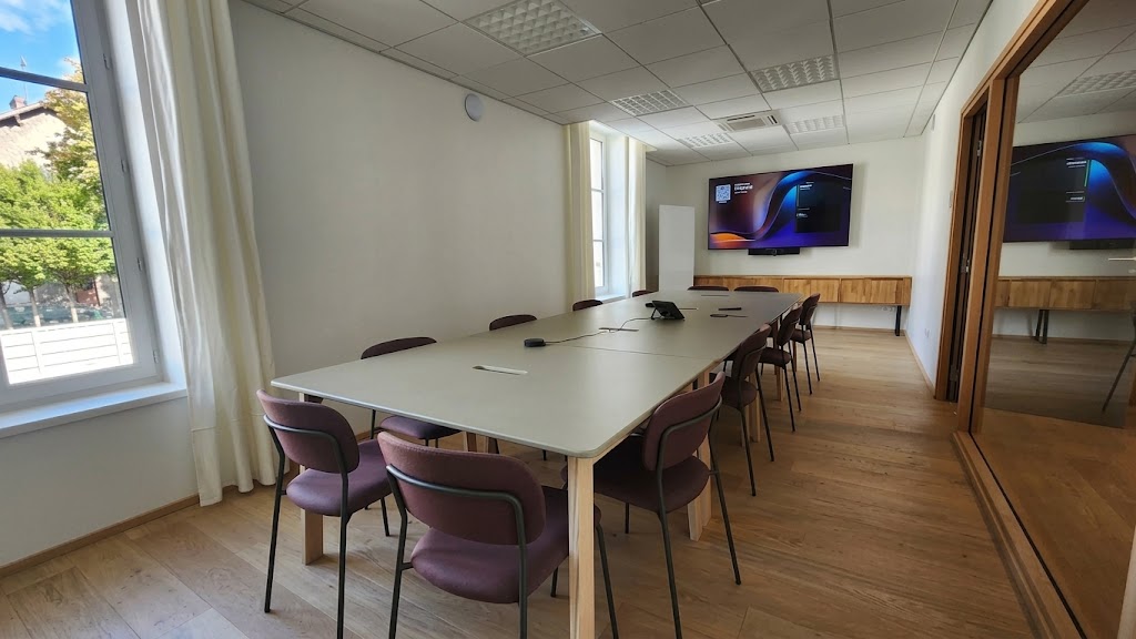 Grande salle de réunion équipée en visioconférence chez NOO Coworking à Oullins, service inclus dans le bureau opéré.